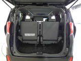 三列目シートは、折りたためますので大きなスペースが出来ちゃいます。キャンプ用品など大きな荷物もばっちり収納可能です♪