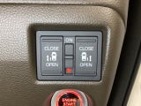 リアドアは乗り降りに便利な両側電動スライドドアです。また運転席に座っていながらスイッチ操作で自在にスライドドアを開け閉めできます。