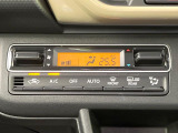 【オートエアコン】一度お好みの温度に設定すれば、車内の温度を検知し風量や温度を自動で調整。暑い&hellip;寒い&hellip;と何度もスイッチ操作をする必要はありません。快適な車内空間には必須の機能ですね♪