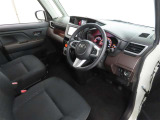 シンプルで使いやすいデザインの運転席です。