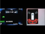 コーナーセンサーを装備。障害物までの距離に応じて警告音を変えてお知らせ。縦列駐車時や駐車場・車庫等での取り回しをサポートします。詳細は販売店スタッフまでお尋ね下さい。