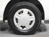 ◆純正ホイール装着車◆シンプルなデザインのホイールキャップ付きです。