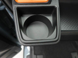 カップホルダーは運転席や助手席からちょうど手の届く位置です!!