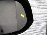 隣車線を走る車両をレーダーで検知し、ドアミラーでは確認しにくい後側方エリアに存在する車両に加え、急接近してくる車両も検知します。車両を検知するとドアミラーに搭載されたLEDインジケーターが点灯します。