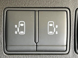 【両側パワースライドドア】スマートキーや運転席のスイッチで後席両側スライドドアの開閉が可能♪電動だから力を入れてドアを開ける必要が無く、小さなお子様でも簡単に開け閉めでき快適です♪