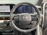 右、高速道路でアクセル、ブレーキ、ステアリングをサポートするプロパイロットの操作スイッチ。左、ナビ、メーターパネル内を操作するスイッチ。