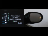 隣車線を走る車両をレーダーで検知し、ドアミラーでは確認しにくい後側方エリアに存在する車両に加え、急接近してくる車両も検知します。車両を検知するとドアミラーに搭載されたLEDインジケーターが点灯します。