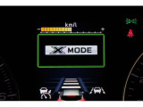X-MODEは路面に応じて4輪の駆動力やブレーキなどを最適にコントロール。悪路からのスムーズな脱出をサポートします。