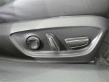 運転席のシート調整を電動で調整できます。無段階調整なので、どなたにもピッタリの調整が可能です。