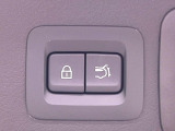 【パワーバックドア】スマートキーや運転席のボタンを押すだけでリアゲートが自動で開閉します!荷物を持っている時や、高い位置にあるバックドアを閉める際に便利な機能です♪