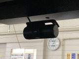 後方にもドライブレコーダーのカメラが付いています。前後両方でお車の周りを監視・記録いたします。