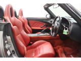 解放感のあるオープンにレッドを基調とした引き締まった2シーターがS2000の存在感をより引き立てています。