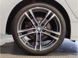 【BMWアロイホイル】軽量かつ強度に拘ったアロイホイル。走行性能ポテンシャルを引き出す設計。車の足元を引き締めてくれる大きなポイントはアロイホイルです。