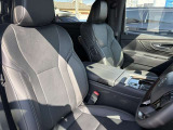 快適なベンチレーション機能付き。運転席シートは大きなヘタレや傷はなく、快適にお乗りいただけます。