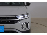 LEDマトリックスヘッドライト IQ.LIGHT:フロントカメラで対向車や先行車を検知し、マトリックスモジュールに搭載された32個のLEDを個別に制御することで最適な配光を行います。