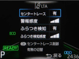 レーンディパーチャーアラートとは車線、又は走路からの逸脱の可能性を警告すると共に、車線、又は走路からの逸脱を避けるためのハンドル操作の一部を支援する機能です。詳細は販売店スタッフまでお尋ね下さい。
