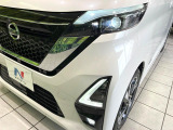 【LEDヘッドライト】悪天候や夜間走行時も良好な視界を確保し安心して運転できる高輝度LEDヘッドライトを装備!点灯速度が早く、消費電力も抑えられています。