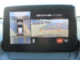 車両の前後左右にある4つのカメラを合成することで、まるでご自身のクルマを空から見ているような俯瞰での映像を映し出してくれます。バック時ももちろんのこと、前進時に視界の悪い交差点でも役に立ちますね。