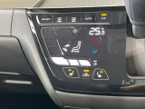【オートエアコン】一度お好みの温度に設定すれば、車内の温度を検知し風量や温度を自動で調整。暑い&hellip;寒い&hellip;と何度もスイッチ操作をする必要はありません。快適な車内空間には必須の機能ですね♪