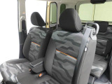 柔らかいシートで、座面が広くてゆったりしています。長時間の運転でも疲れにくいです。