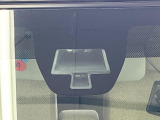 【衝突軽減装置】走行中に前方の車両等を認識し、衝突しそうな時は警報とブレーキで衝突回避と被害軽減をアシスト。より安全にドライブをお楽しみいただけます。