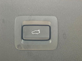 【パワーバックドア】スマートキーや運転席のボタンを押すだけでリアゲートが自動で開閉します!荷物を持っている時や、高い位置にあるバックドアを閉める際に便利な機能です♪