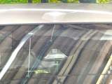 【エマージェンシーブレーキ】走行中に前方の車両等を認識し、衝突しそうな時は警報とブレーキで衝突回避と被害軽減をアシスト。より安全にドライブをお楽しみいただけます。