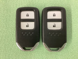 スマートキーを装備しています。鍵を差し込むことなくドアロックの開け閉めと、スタートボタン操作でのエンジンスタートができます。スペアキーも同じものを用意しております。