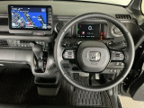 【ハンドル】運転にかかわる様々な操作を安全に行えるように視点移動が少なく操作性に配慮されたスイッチ類が凝縮されたコックピットです。