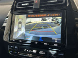 バックカメラの他に上から見下ろしたような画像が見れるアラウンド(全方位)モニター。前後左右を把握できる、すごい機能が装備されています!