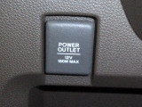 【POWEROUTLET】12V電源ソケットを設置しております。周辺機器の充電にご利用頂けます。