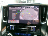 パノラミックビューモニター付きです。車両を上から見たような映像をディスプレイオーディオ画面に表示。運転席からの目視だけでは見にくい、車両周辺の状況をリアルタイムでしっかり確認できます。