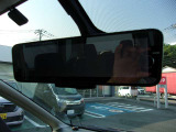 「インテリジェントルームミラー」 車輛後方のカメラ映像をミラー面に映し出して、いつでもクリアーな後方視界を確保します。通常ミラーにも簡単に切り変えができます。