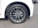 ☆純正アルミホイール☆足元のデザインを際立たせ軽快な走りを演出☆車の印象もスタイルも引き締まります☆