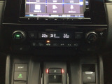 【左右独立オートエアコン】左右席で独立温度コントロールが可能です。運転席はキンキンに冷やして助手席はマイルドにと言った設定が可能です☆暑さ寒さでケンカすることもなくなりますね♪