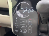 【オートエアコン】一度お好みの温度に設定すれば、車内の温度を検知し風量や温度を自動で調整。暑い&hellip;寒い&hellip;と何度もスイッチ操作をする必要はありません。快適な車内空間には必須の機能ですね♪