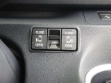 <電動スライドドア>車内から開閉できる電動スライドドアスイッチ♪ドアノブでも開閉できますが、お子様の乗降にはお父さん、お母さんの愛情をプラスして開閉してあげてください(*^_^*)