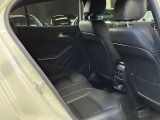 メルセデスのシートは少し硬めになっております。長時間の運転の際、適度な反発があることでお尻や腰の負担を減らす効果が御座います。