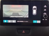 バックでの車庫入れも安心です!リアカメラが付いているバックモニター付のナビディスプレイを装備しております。バンパーについているソナーや、操作線もついており距離感も画面から確認できます。