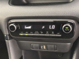 オートエアコンは温度を設定するだけで、自動で風量などを設定してくれます。運転しながら操作も必要ないので、安全性も向上します。