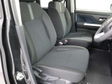目線の位置も高くて運転席からの視界も良好です。シート高さ位置も調整できるので、乗りやすいですね。