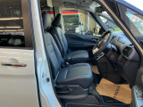 運転席シートリフター(ラチェット式)で、座面の高さも上下に動き、体格にあわせて調整ができます。