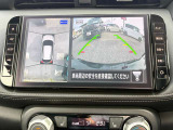 クルマを上空から見下ろしているような映像が画面に映し出されます。ミラーだけでは見え辛い箇所も含め、ひと目で周囲の状況がわかるためスムースに駐車できますね。安全な駐車の手助けになります!