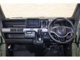 操作性に優れた運転席となります!小物入れや各ボタンの配置にこだわり、使いやすいです!座り心地もよく視認性も良好なのでロングドライブもお任せ下さい!