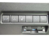 スマートキーや運転席のボタンを押すだけでリアゲートが自動で開閉します!荷物を持っている時や、高い位置にあるバックドアを閉める際に便利な機能です