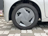スチールホイール。純正ホイールカバー付き。タイヤサイズは155/65R14です。