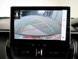 車両を上から見たような映像をディスプレイオーディオに表示。バック中の死角部分がモニターに映し出されるので安心性アップ!