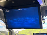【フリップダウンモニター】大画面モニターで後席でもエンタメをお楽しみいただけます。小さなお子様にも大人気の装備です♪