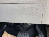 SRSニーエアバックシステム<運転席>はドライバーの脚部を受け止め、下肢の障害を軽減するとともに姿勢を維持することで、保護効果を高めます。