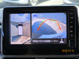 アラウンドビューモニターも装備しております。ご覧のように車体を真上か見たような映像なので、車庫入れの苦手なお客様ももうご心配いりません。
